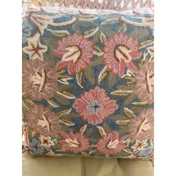 Vintage 80s Floral Wool Crewel Chainstitch Embroidery Accent Pillow 15x16" - Picture 3 of 10